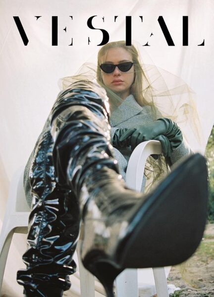 Andrea Heberger GmbH: Rachel SCHRAVEN fotografiert Model Caroline Meijer für das VESTAL Magazin, Styling Jessie Donker