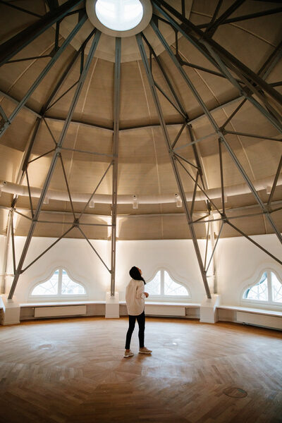 "Harnessing the power of positive energy with architect Zhang Xi" - <b>Yves BACHMANN c/o VISUALEYES ARTISTS</b> photographed architect Zhang Xi in Zurich for online magazine FREUNDE VON FREUNDEN