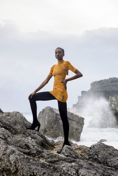 <b>Özge EFEK c/o les ARTISTS by Josef Stockinger</b> stylt für das MANIFESTO HK Magazin, fotografiert wurde die Modestrecke am offenen Meer von Angelo Lamparelli