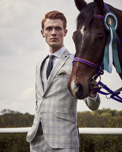 <b>Andreas Ortner</b> fotografiert die SAVILLE ROW by CG Kampagne FS 20 auf der Pferderennbahn