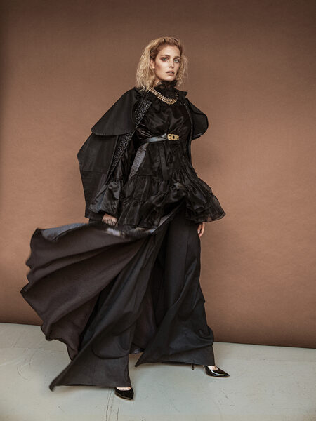 Lina Tesch fotografierte Model Alisa Ahmann für die VOGUE Italia - Makeup <b>Gabrielle THEURER c/o BASICS.BERLIN</b>