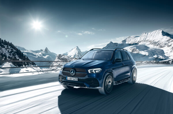 <b>MATTHIAS ALETSEE</b> stages the new MERCEDES GLE on a snow-covered street on location in Switzerland