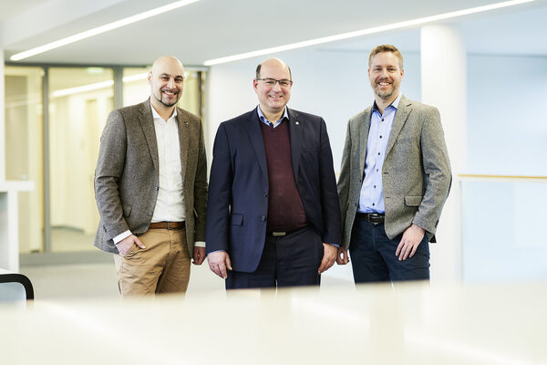 <b>WOLFRAM SCHROLL</b> realizes the Annual Report for the Fraunhofer Institute for Mechatronic Systems Design, with photographs from the labs and employee portraits