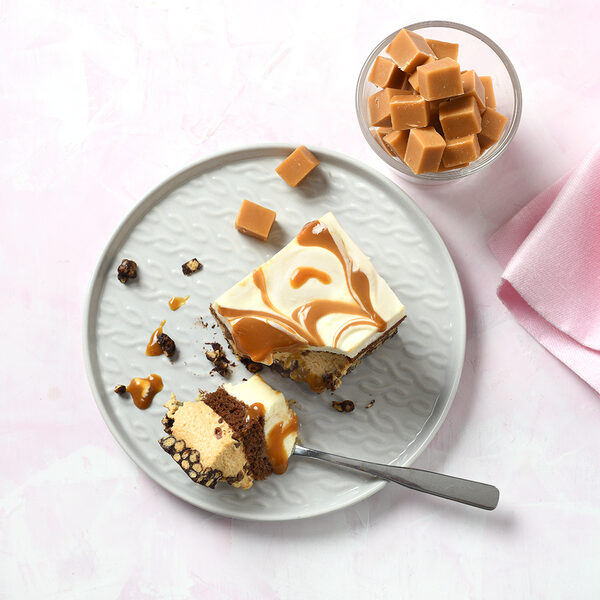 Passion fruit-Skyr slices, salted caramel slices and rhubarb-strawberry meringue pie – <b>Antje PLEWINSKI c/o NINA RAUTENBERG</b> photographs for ERLENBACHER BAKED GOODS, foodstyling by <b>Max FABER</b>, also c/o <b>NINA RAUTENBERG</b>