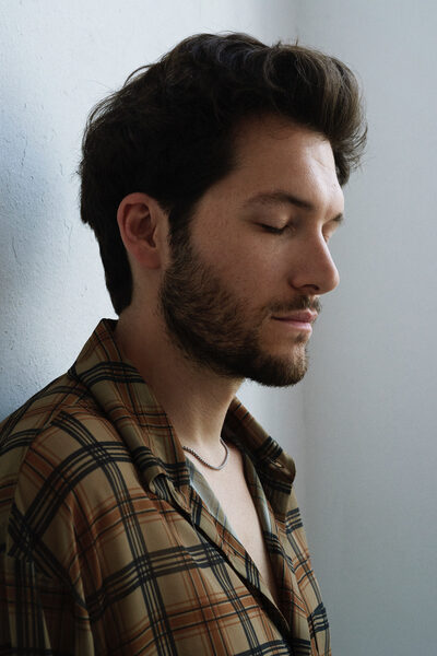 Schön! Magazine Interview mit dem 'Unorthodox'-Schauspieler Jeff Wilbusch – Grooming <b>Anna KÜRNER c/o BASICS.BERLIN</b>