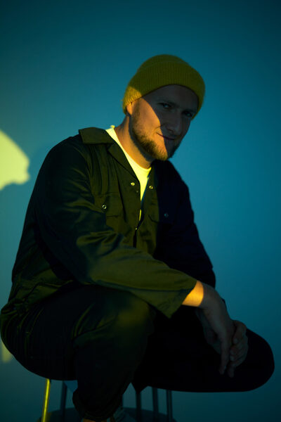 AKUSTYCZ(NIE)ZUPEŁNIE - portrait specialist&nbsp;<b>PAWEL FABJANSKI</b> stages Polish <b>star rapper GRUBSON&nbsp;</b>for his new album cover<b> </b>in a patch of custom-designed indoor nature for OSOM studios