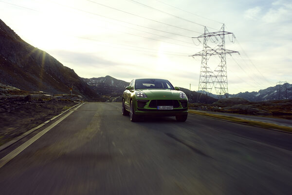 <b>DAVID BREUN</b> presents the portfolio project PORSCHE MACAN TURBO in Mamba Green, photographed and filmed against a breathtaking backdrop in the Swiss Alps