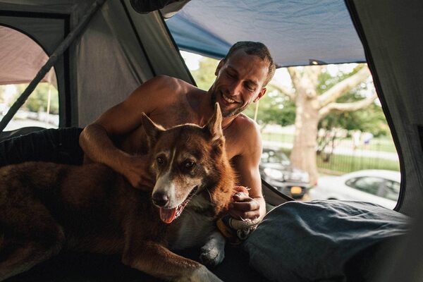 <b>'Big City Van Life' </b>- Fotograf <b>MICHAEL MUELLER </b>begleitet Model, Skater &amp; Landcruiser-Fan Aki und seinen Hund Dylan durch das New Yorker Williamsburg