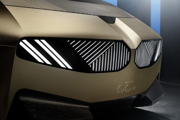 <b>BMW i Vision Circular</b> – staged spectacularly for <b>GAUZY </b>(Light Control Glass) by transportation photographer <b>MATTHIAS ALETSEE</b>