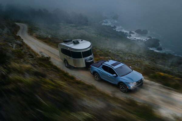 <b>JEFF LUDES</b> fotografiert den <b>HYUNDAI SANTA CRUZ</b>, das erste Sport Activity Vehicle des Koreaners, in einem Mix aus Lifestyle und Abenteuer