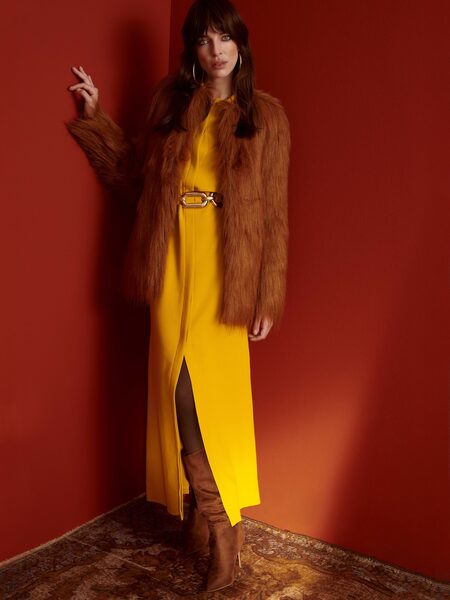 <b>Back to glamour with a little swagger</b> – we present you the <b>DIMITRI</b> Fall/Winter ‘21-’22 campaign in photos and film on GoSee.NEWS