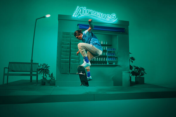 <b>AIRWAVES – Freshness you can wear </b>: MediaCom and Mars Wrigley present the new must-have sock collection in an urban lifestyle campaign by <b>Pascal KEROUCHE c/o BIRGIT STÖVER ARTISTS</b>