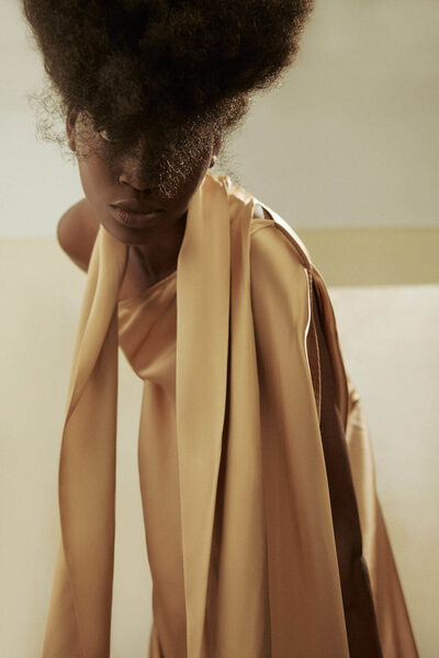 Big Hair im 'Posey' Editorial - fotografiert mit Model Leslye Huenoup <b>von <b>SALLYHATESWING</b></b> und veröffentlicht von <b>SLEEK </b>Magazin