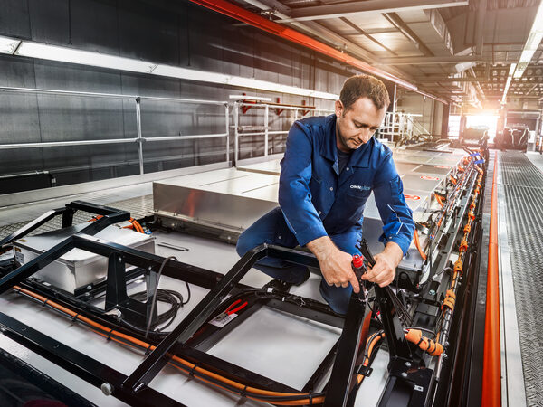 ‘OMNIplus – Your performance plus.’ – <b>MATTHIAS ALETSEE</b> photographs the <b>DAIMLER Buses OMNIplus campaign </b>for the agency Preuss &amp; Preuss