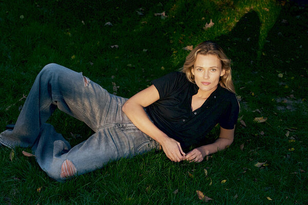 C'est la vie à Paris - Edita Vilkeviciute in der neuen <b>CLOSED </b>Summer 22 Collection, fotografiert von <b>Jonas UNGER c/o BIRD PRODUCTION</b>