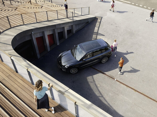 <b>JAN STEINHILBER</b> photographed the<b> PORSCHE CAYENNE Platinum Edition </b>for Grabarz &amp; Partner