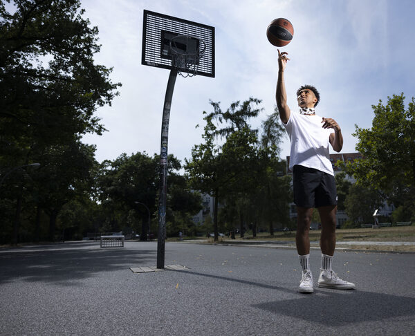 <b>SHOTVIEW ARTISTS MANAGEMENT</b> : Caroline Brahe for EUROWOMAN, basketball player Maodo Lô for SPIEGEL, GLAMOUR Germany, Dennis Schröder for SPORTS ILLUSTRATED, styling for Mercedes-Benz GLC, and the film VOGUE AFTER DARK – Emotional States of Techno