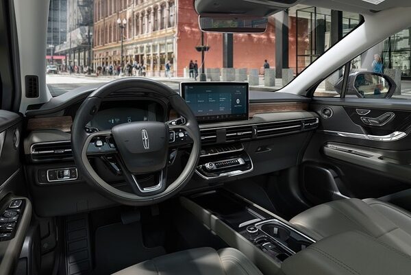 ‘<b>A downtown Chicago street-life atmosphere paired with perfect 3D car integration</b>’ – the perfect visual language for the <b>LINCOLN Corsair SUV</b> from <b>MAGROUND</b>