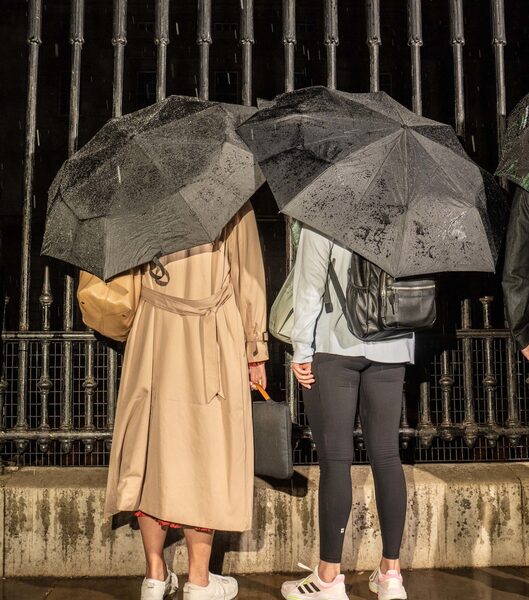 <b>‘The Crowds at the Queen’s Funeral’ </b>– a reportage between commerce and emotions by <b>Alexander COGGIN c/o MAKING PICTURES</b> for <b>THE NEW YORKER</b>