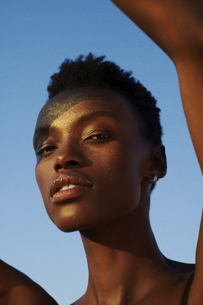 Das Magazin DSCENE feiert die 'Golden Hour' mit dem Editorial von <b>Christina HASENAUER c/o DOUBLE T Photographers</b> featuring Model Nondi, Hair &amp; Make-up Talia Barak