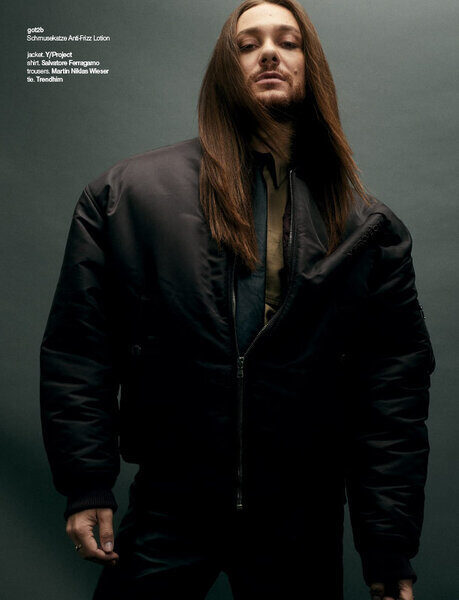 Jonas Huckstorf photographs bird of paradise<b> Riccardo Simonetti </b>for the cover story in <b>SCHÖN!</b> Magazine – styling by <b>Ingo NAHRWOLD c/o BIGOUDI</b>