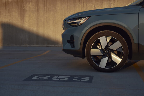 <b>VOLVO C40</b> – photos by <b>Dejan &amp; Per c/o SEVERIN WENDELER</b>, post production by&nbsp;FIXIP