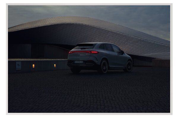 <b>ROBERT WESTRICH</b> fotografiert das neue <b>MERCEDES-AMG EQE SUV</b>. Avantgarde next level - innovative Technik mit echtem AMG Fahrgefühl
