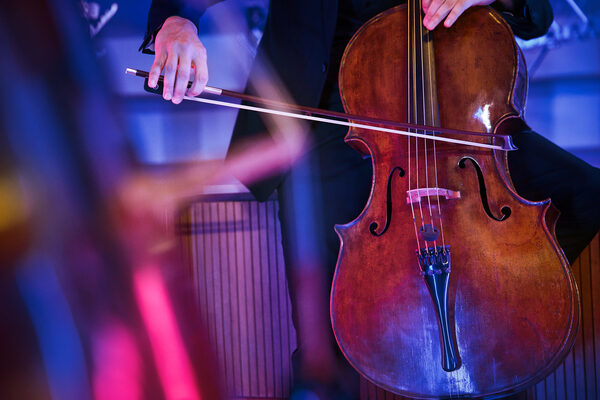 <b>DOMINIK MENTZOS</b> photographs the <b>WDR Funkhaus Orchestra </b>2023 campaign - magical moments with premium classic