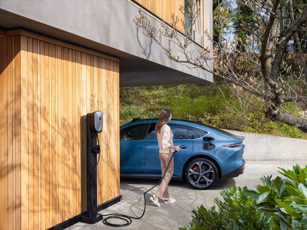 <b>NIO ET5 </b>- the new smart, electric tourer photographed by <b>Tobias HUTZLER c/o ROCKENFELLER &amp; GÖBELS</b> for NIO Germany