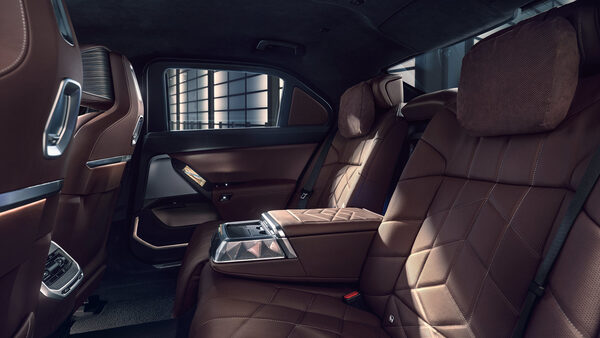 Welcome to a new era of protection: <b>THE NEW 7 PROTECTION</b>. <b>ANKE LUCKMANN</b> fotografiert neuen BMW elegant im Studio