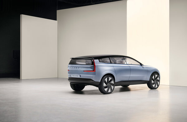 <b>VOLVO CONCEPT RECHARGE </b>leads the way to sustainable mobility - retouch &amp; post production by <b>THE KLUBHOUSE</b>