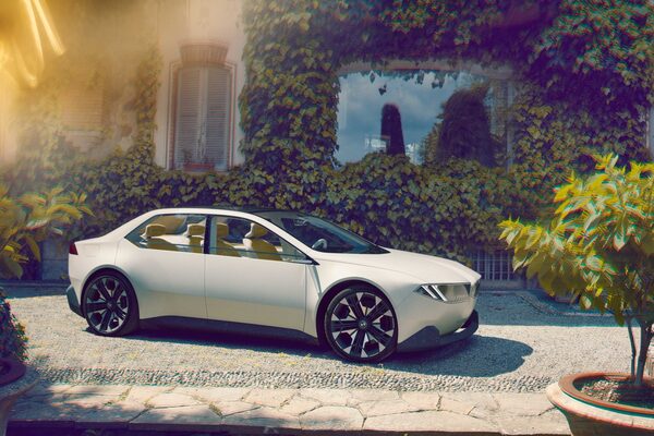 <b>RECOM </b>: Creative retouch for the <b>BMW Vision Neue Klasse</b>, Lexus XT, PEUGEOT E-3008, CGI for the RENAULT Scenic E-Tech, and at UPDATE 24 on two days with an XXL booth