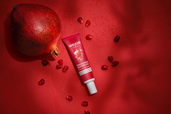 Sarah Fürbringer fotografiert Cosmetics-Stills für <b>WELEDA </b>Granatapfel<b>&nbsp;</b>- Setdesign &amp; Textures by <b>Kirsten BENOUFA c/o LIGAWEST</b> ... und trefft die HMS-Agentur LIGAWEST als Aussteller auf der<b> UPDATE-24-BERLIN</b>