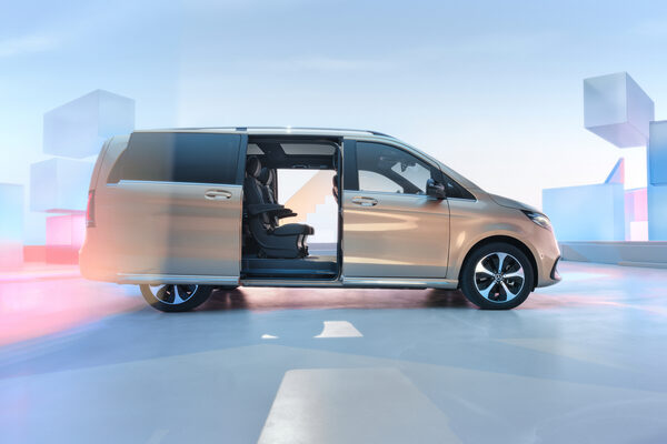 ‘Enjoy a new dimension of luxurious space’ <b>MERCEDES-BENZ VANS</b> campaign with stills by <b>Pascal SCHONLAU c/o EMEIS DEUBEL</b> for Preuss &amp; Preuss