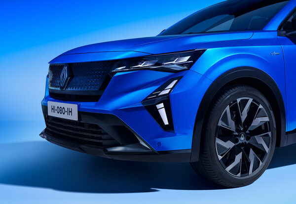 <b>PX GROUP</b> with post production for the <b>RENAULT Rafale campaign</b> by Photographer Agnieszka Doroszewicz