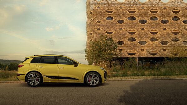 <b>DANIEL HARTZ</b> photographs the new<b> AUDI SQ6 e-tron</b> in Python Yellow