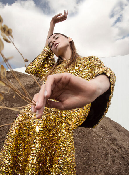 <b>SCHAH PHOTOGRAPHY</b> presents a summery editorial in a golden <b>Dolce &amp; Gabbana</b> Hollywood look