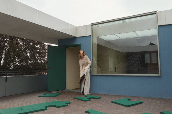 ‘Stuck in time’ - the editorial for <b>SCHÖN MAG</b> relied on perfect creative retouch from the <b>PROTOKOLL.GROUP</b>