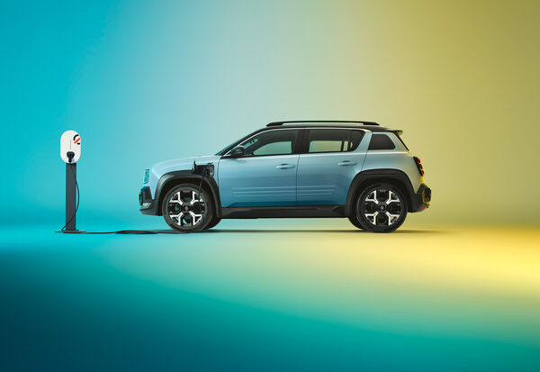 Metamorphosis of a legend - <b>PX GROUP</b> handles post-production for the<b> RENAULT R4</b> and photographer Agnieszka Doroszewicz