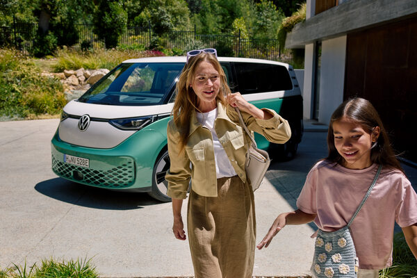 <b>STEFAN EISELE POSTPRODUCTION</b>: <b>post-production of XXL 'Sports' series for creative duo Dejan and Per</b> as well as the VW ID. BUZZ LWB campaign