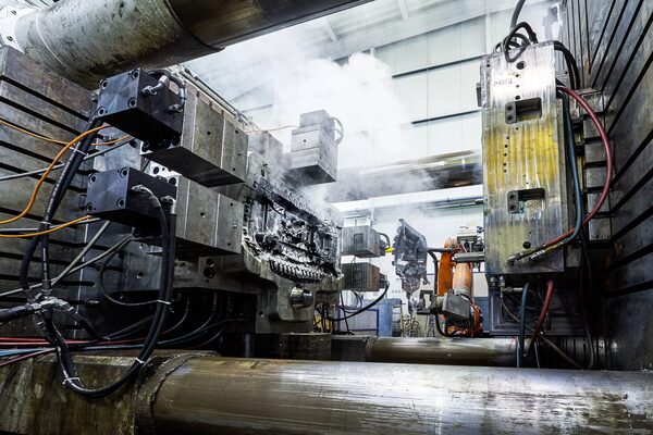 Space for innovation - <b>WOLFRAM SCHROLL</b> photographs for the internationally renowned mold maker <b>HECK + BECKER</b>