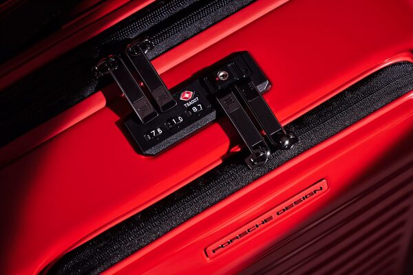<b>BILDERGUT </b>post-produces the <b>PORSCHE design campaign</b> for the new hard-shell suitcase for the agency thjnk