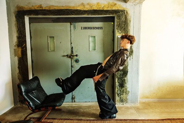 'Home alone' - <b>Simone SCHNEIDER c/o ANDREA HEBERGER</b> fotografiert eine freie Strecke mit Newcomer Model <b>Zeno Slansky</b>
