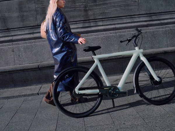<b>EMEIS DEUBEL : The KIA EV4 in a modern campaign, photographed by Matthew Jones</b> -- PLUS: GLO Berlin, VANMOOF S6 E-Bike Campaign, Mercedes G-Class in Iceland, Life Time Campaign, Colin King x Chapter Mag
