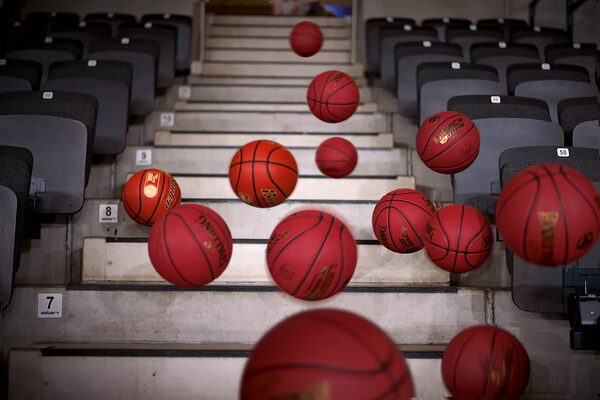 Anatol Kotte fotografiert Ex-Basketball Spieler und Träger des Verdienstorden der Bundesrepublik Deutschland Marvin Willoughby für die Rubrik Populär des Hamburger Abendblattes