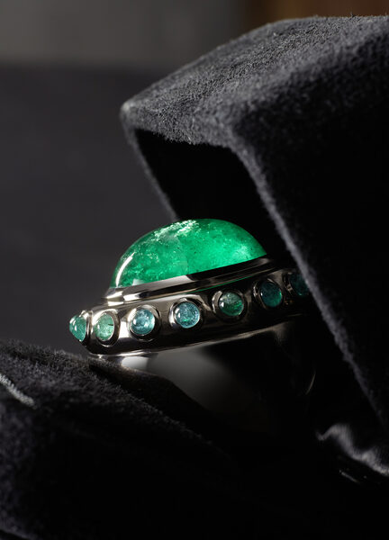 <b>Olff Appold</b> : green glittering emeralds –luxury jewellery still life series for QUALITY MAGAZINE