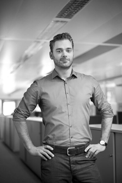 Fotograf <b>DOMINIK OBERTREIS</b> portraitiert Mitarbeiter von TE CONNECTIVITY