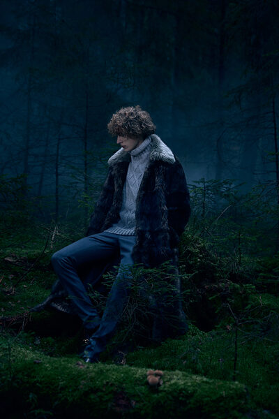 Male Model Tobias Lundh begibt sich absolut sehenswert und begleitet von LUNDLUND-Fotograf <b>Eric BROMS</b> 'Into the Woods' - das Editorial erschienen in der PLAZA UOMO Winter Ausgabe und hier für Euch auf GoSee