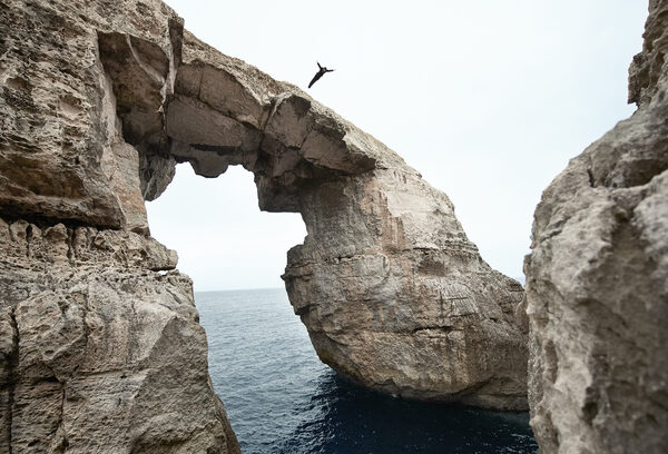 HUGO BOSS 'Your Suit, Your Way' – UNLEASH YOUR POTENTIAL. The campaign with Champion Cliff Diver David Voltur in HUGO Superblack suit. Post production by <b>RAFF DIGITAL</b>