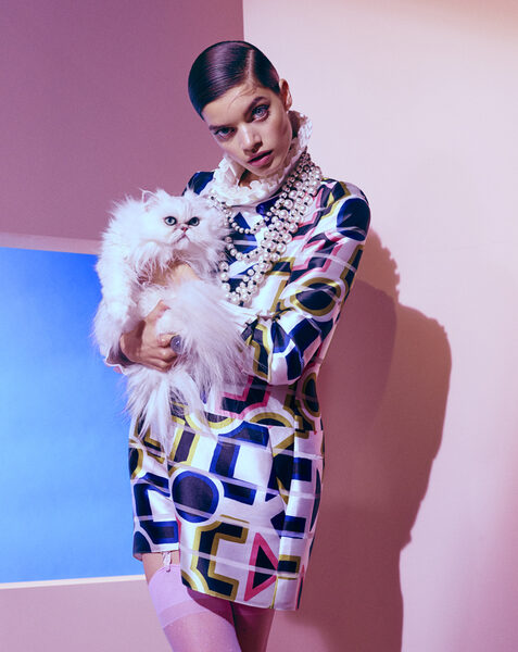 'Aristo Cats' - stilvolle Catlady-Modestrecke von Set-Stylistin <b>Tina REISINGER</b> c/o PERFECTPROPS in zart rosa inszeniert. Fotos: Elizaveta Porodina